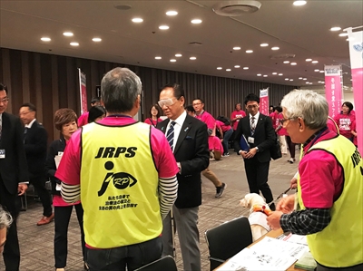 視野狭窄メガネをかける黒岩知事
